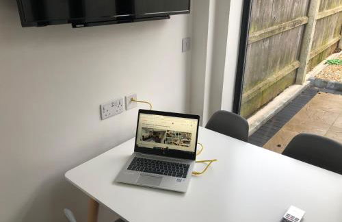 Oole 2 bed & en-suites house with parking near beach - Foto 28