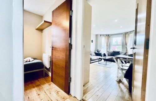 Lovely 4 bed (sleeps 8) apartment close to city - Foto 17