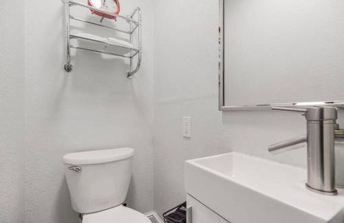 Modern Comfort in Historic Charm: 4BR KC Retreat - Foto 28