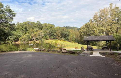 Vintage Lovers` Cabin with Jacuzzi & Lake Access - Foto 39