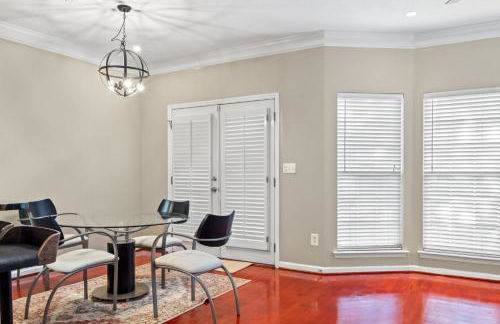 Private Fenced Yard • Sleeps 10 • Mins to Malls - Foto 35