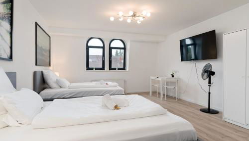 Einfach aber sehr komfortabel - Wohnung für 12 Personen - 2xWC - Gruppen, Messe, Monteure, Studenten - Voll ausgestattet - 6 Betten 140x200cm hochwertig, 3 Smart-TV 55 Zoll Netflix, 1000 Mbit WLAN, voll ausgestattete Küche - Foto 3, towels, wardrobe