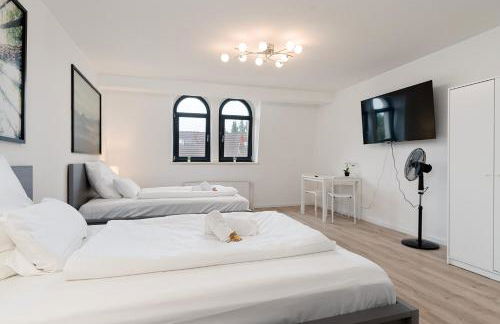 Einfach aber sehr komfortabel - Wohnung für 12 Personen - 2xWC - Gruppen, Messe, Monteure, Studenten - Voll ausgestattet - 6 Betten 140x200cm hochwertig, 3 Smart-TV 55 Zoll Netflix, 1000 Mbit WLAN, voll ausgestattete Küche - Foto 3