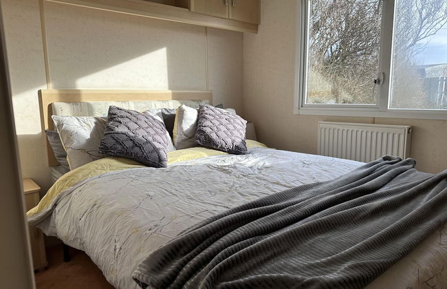 Captivating 2-bed Static Caravan in Holyhead - Photo 8