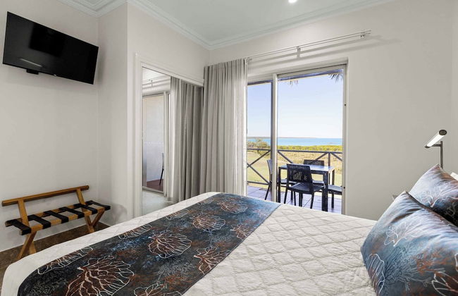 Moonlight Bay Suites - Photo 15