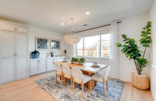 Elegant and Spacious Retreat with Yard in Woodland! - Foto 5