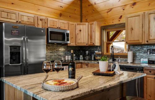 The Overlook - '21 Cabin - Gorgeous Unobstructed Views - Fire Pit Table - GameRm - HotTub - Xbox - Lots of Bears - Foto 16