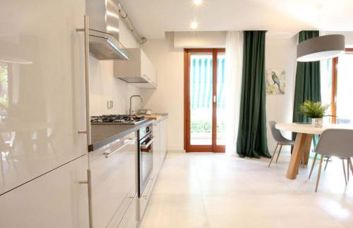 Parrots & Palms - Photo 31