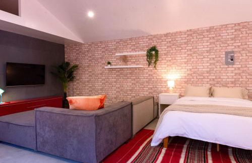 Modern Private Guesthouse with Parking, Yard, and Washer Dryer - Foto 11