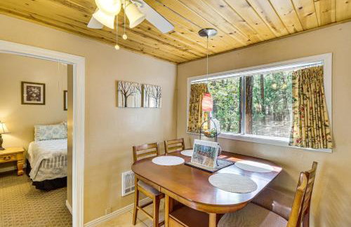 4 Mi to Rainbow Lake! Cozy Forest-View Gem with Deck - Foto 9