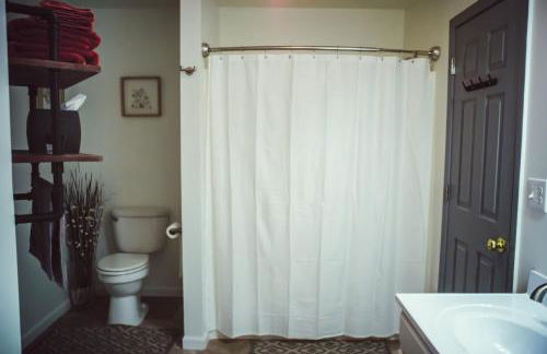 Resting Point - Hot Tub, Firepit, Spacious 4-BR Home - Foto 29