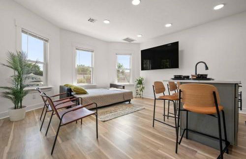 NYC Access 4BR Duplex Sleeps 10, Free Parking - Foto 4