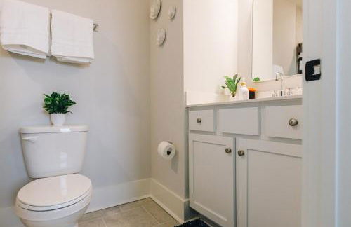 Birdsong Bungalow - Hot Tub, Game Room, Fire Pit - Foto 3