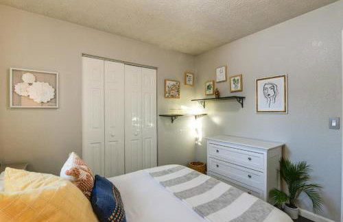 Updated Townhome Near Airport and Shopping! - Foto 19