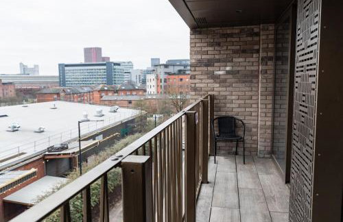 Luxury City Centre Flat with Balcony by Kammili Properties - Photo 4