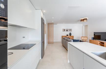 Modern 2BR w Rooftop Pool & Parking by LovelyStay - Foto 27