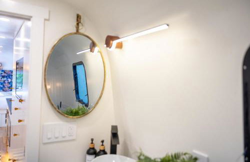 Airstream w Bathtub, River, & Hot Tub - Foto 45