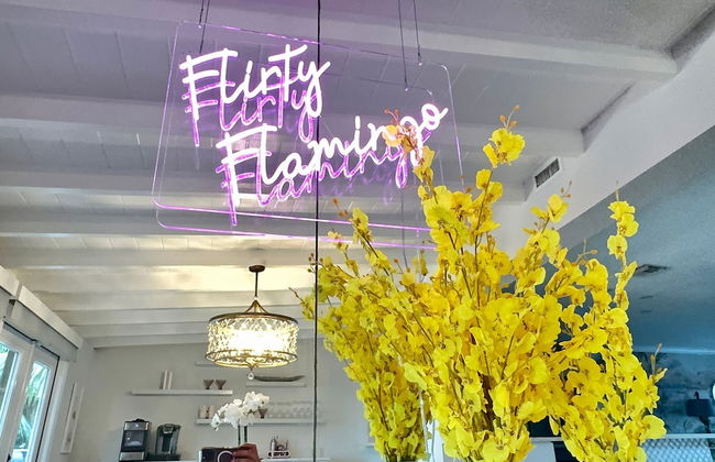 Flirty Flamingo Colorful Waterfront Escape w Pool - Foto 10