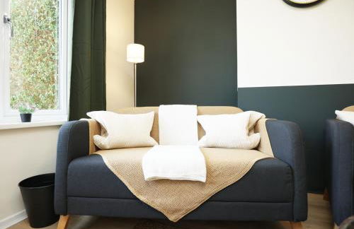 Homely ! Perfect for Contractors and Guests with Private off street parking - Foto 54