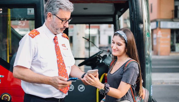 Una ragazza esibisce il suo biglietto al conducente