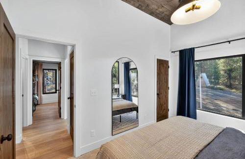 The Luxe House | Upscale Cabin w/ Hot Tub & Fire Pit! - Foto 21