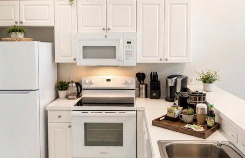 Spacious 2BR Lely Resort Condo with Lake View steps to Pool Hot Tub Gym - Foto 18