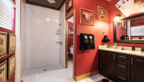 Lakefront Mansion on 10 Acres - Sleeps 15-45 - Foto 5