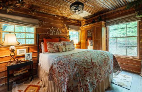 Hobbit Treehouse with waterfall on the Brazos River! 350 acres! Tubing! Petting zoo! - Foto 16