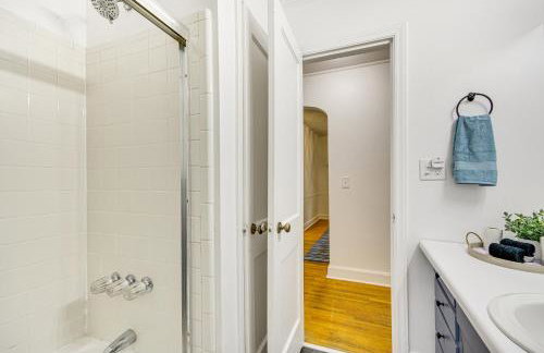 Dogwood Cottage with Fireplace 1 Mi to University - Foto 16