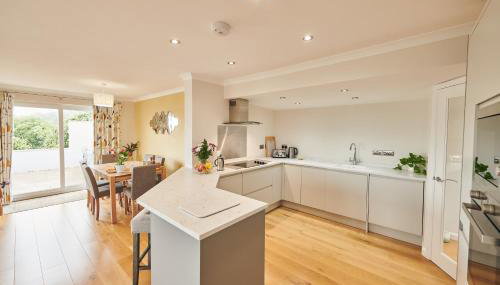 Lloret, Contemporary Retreat with Hot Tub & Waterside Views - Foto 4