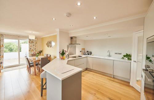 Lloret, Contemporary Retreat with Hot Tub & Waterside Views - Photo 4