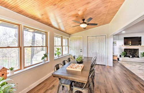 Townville Lake House with Private Dock, Kayaks! - Foto 8