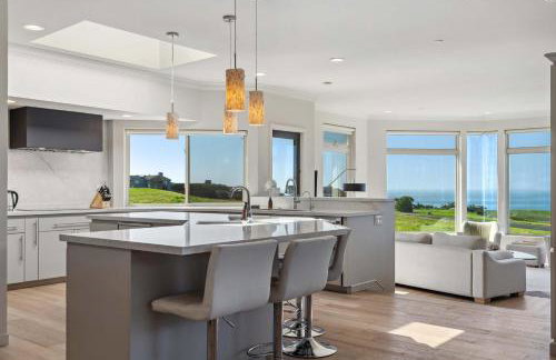 Breathtaking Views of the Pacific Ocean Rooftop Balcony Gourmet Kitchen and Hot Tub overlooking Golf Course - Foto 5