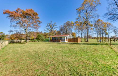 Modern Clarkesville Cottage with Decks and Patio! - Foto 25
