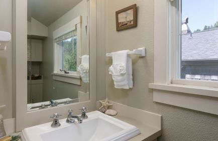 Chapman Cove by Avantstay Gorgeous Beach Bungalow w/ Sauna - Photo 40