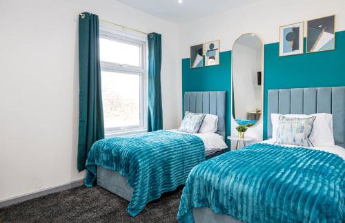 Bolton 2BR Cinema House, Free Parking, Fast WiFi, Comfortable Stay - Foto 1