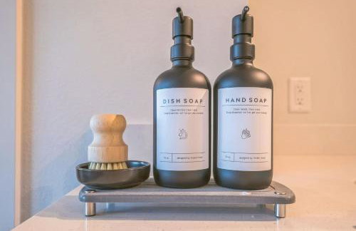 Chic and Modern Getaway with Gym 5 Min to Downtown - Foto 26