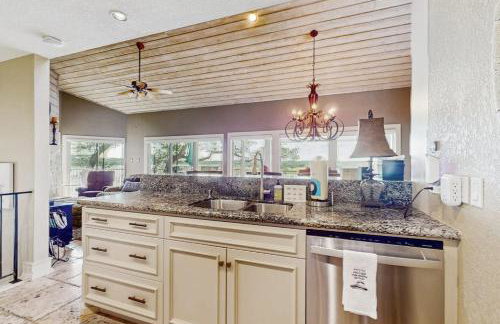 Refined Panoramic Paradise on Lake Travis with Boat Launch and Tesla Charger - Foto 12