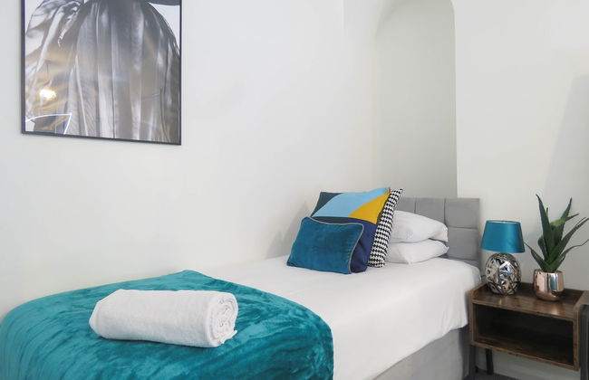 Tudors eSuites 4 Bedroom House with Garden & 9 Beds - Foto 2