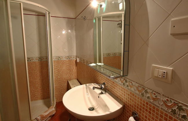 Beautiful Farmhouse with Hot Tub in Umbria - Photo 9