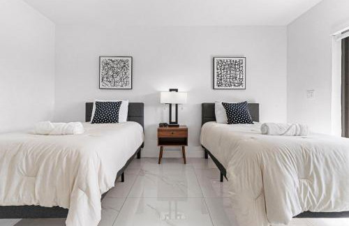 April Sale! 4 BR - Private Pool, Grill, Soaking Tub, Near Coral Gables & MIA Airport - Photo 23