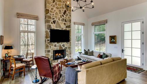 Black Chalet Mtn-View Home with Deck in Glenville! - Foto 4