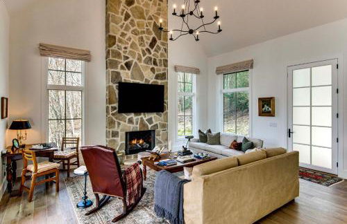 Deck and Mountain Views Black Chalet in Glenville - Foto 1