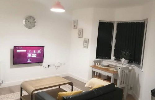 1 Bed Apartment Sleeps 2 - Parking & Wifi - Photo 5