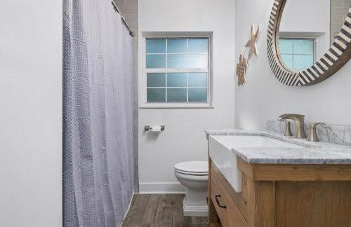 Nautical Escape! Private pool home with a tropical backyard oasis! - Foto 34