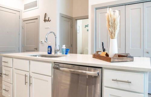 Beautiful RiverWalk Apt with Full Amenities, King Bed & Free Parking - Foto 32