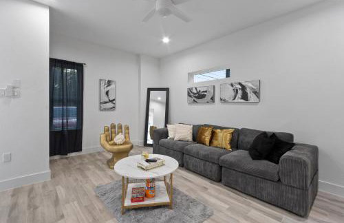 Chic Grey Escape Close to Downtown Fun - Foto 8