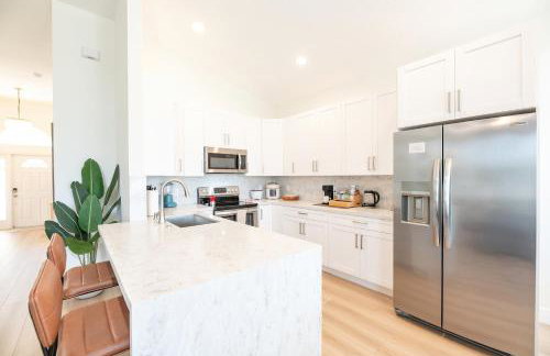 Stylish Retreat with Pool near The Parks - Foto 49