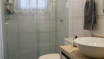 Casa com Piscina e Jardim, Próxima da Praia Brava - Foto 2