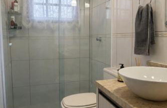 Casa com Piscina e Jardim, Próxima da Praia Brava - Foto 2